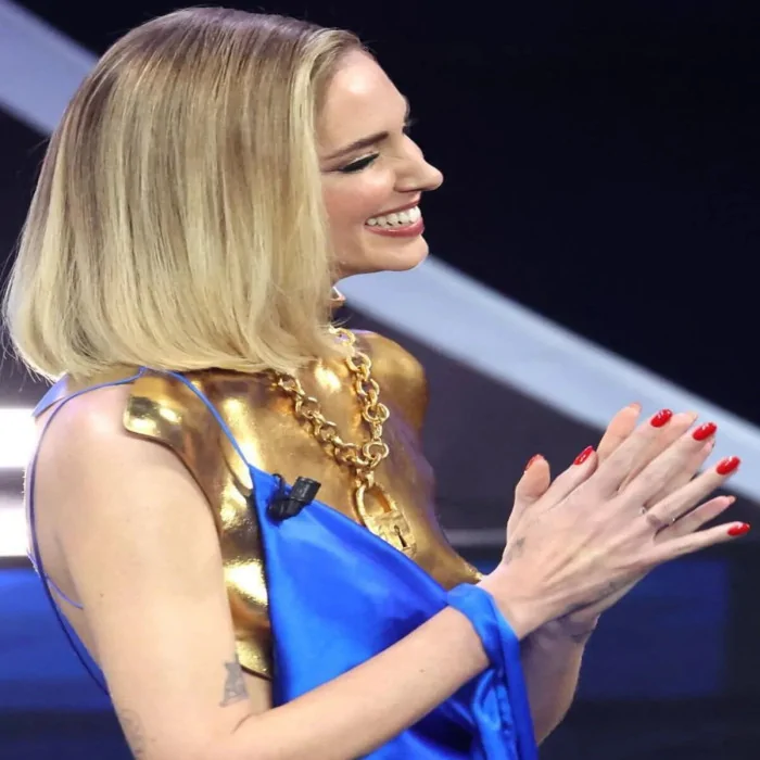 Il tocco finale: le unghie rosse di Chiara Ferragni a Sanremo 2023